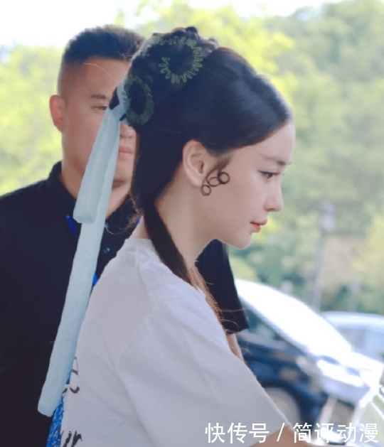 萌探|Angelababy加盟《萌探》,青蛇造型曝光,手拿团扇美得让人心动