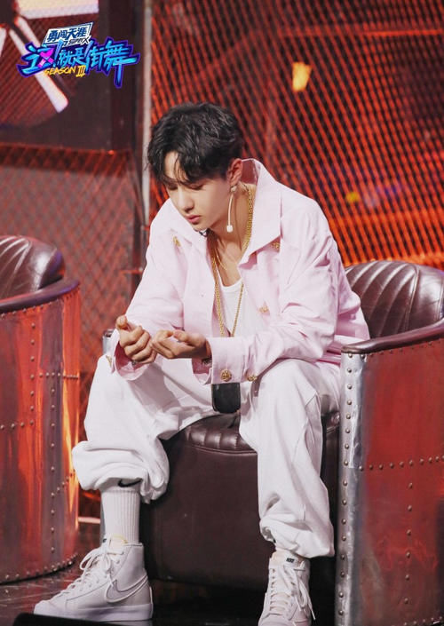 这就是街舞|王一博街舞被撩面无表情,弹幕让人忍俊不禁