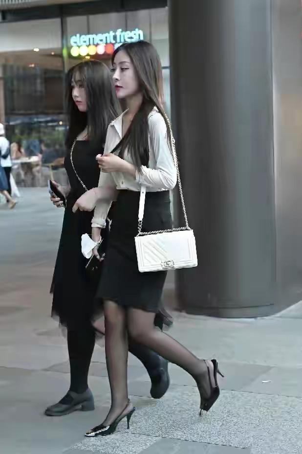 白衬衫 美女身穿白衬衫搭配黑短裙,如此简单又经典的搭配,依然那样美