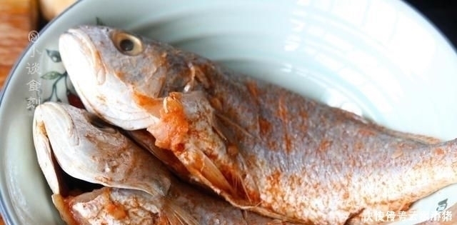烧鱼时,用料酒还是啤酒大厨透露都不对,加它鱼肉不腥还鲜嫩