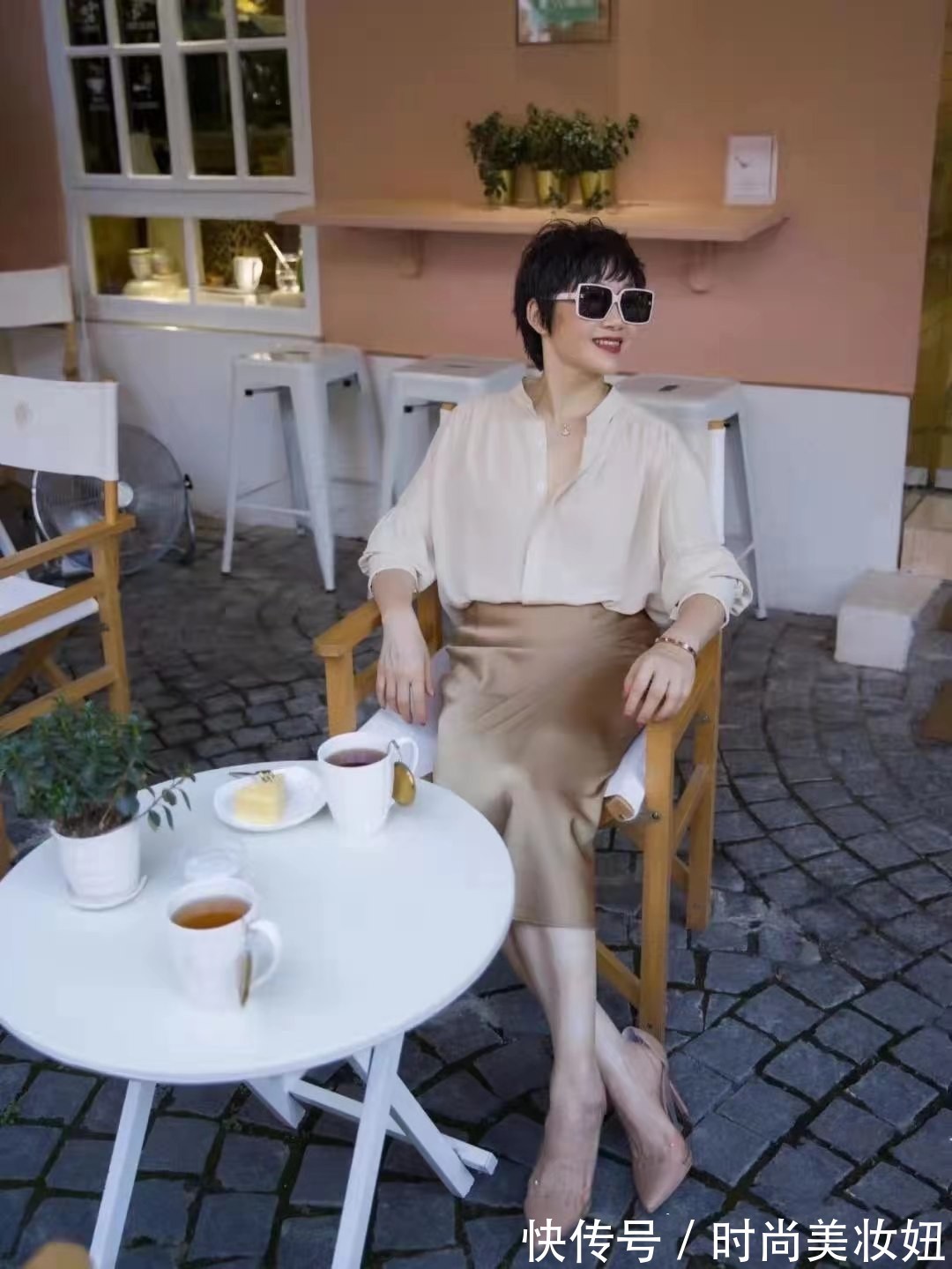 丝巾|这才是大龄女性该有的穿搭,学57岁设计师的搭配,简洁高级又减龄