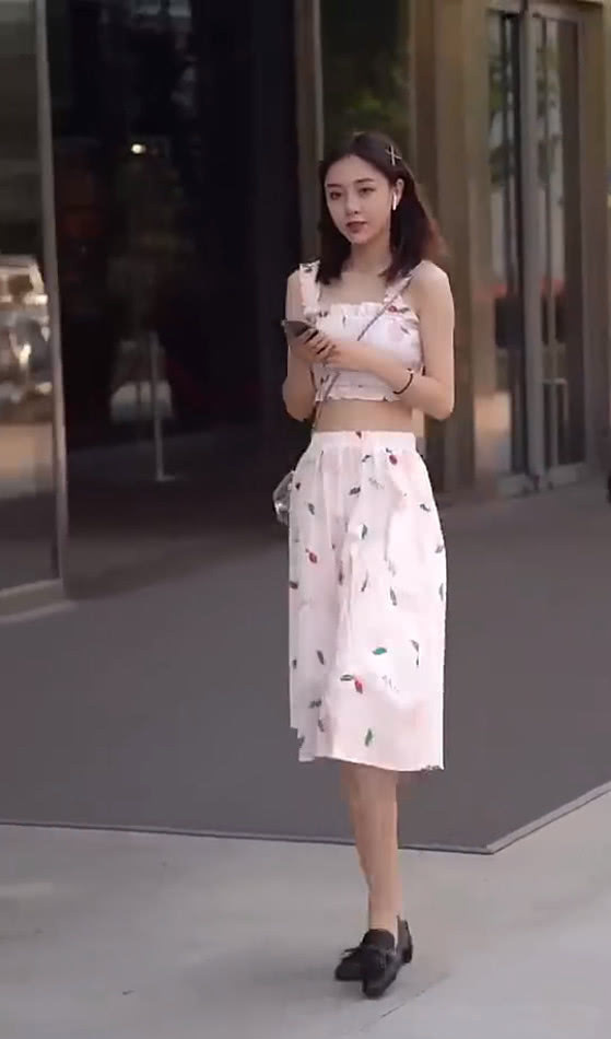 少女|街拍时尚少女卡通套装出街穿搭,尽显少女满满俏丽可人