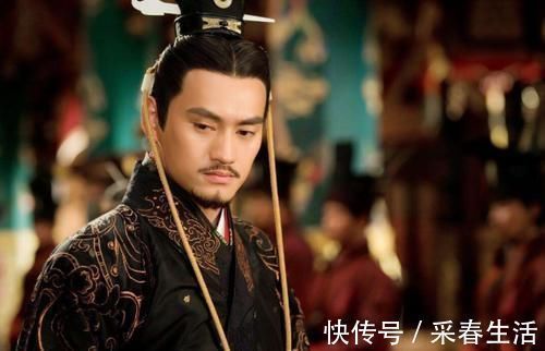 少女@日本少女游玩发现一幅壁画,直接愣在原地:这怎么和我一模一样?