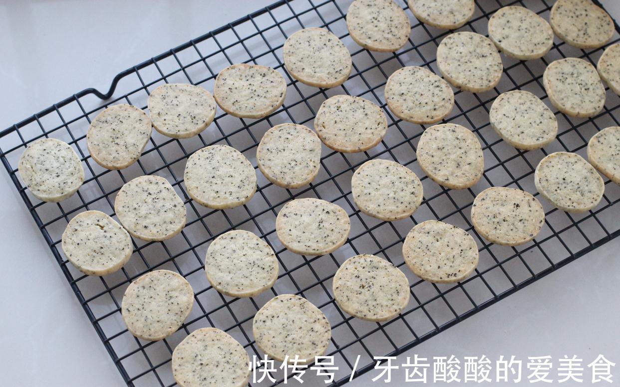 红茶用来做曲奇饼干，酥脆可口透着淡淡茶香，简单零失败小白也会