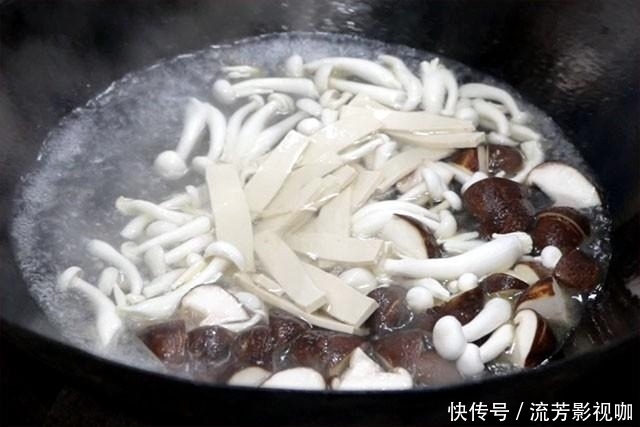 秋燥|初秋微凉,就爱一锅三鲜汤,暖胃降秋燥,加上这道食材,满口鲜香