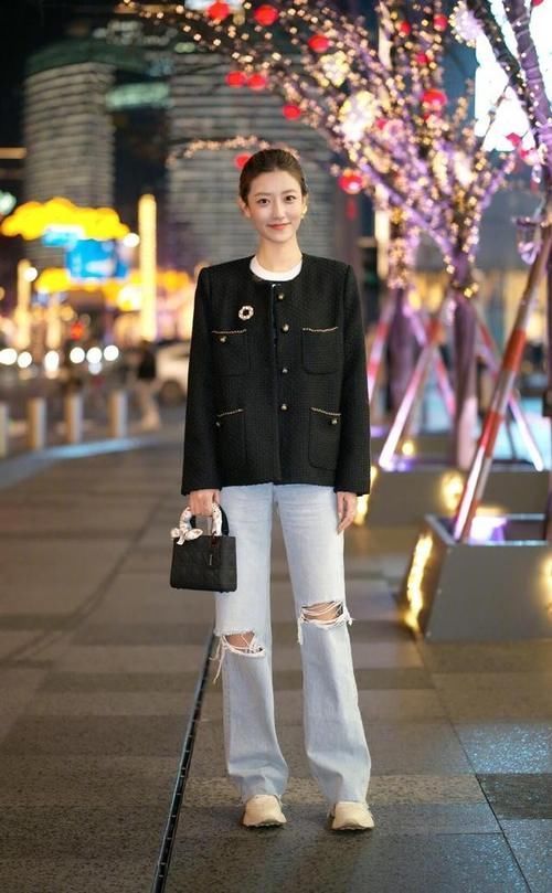 时髦 秋天不管穿裙子还是裤子,少配小白鞋,今年这3双鞋更时髦好看