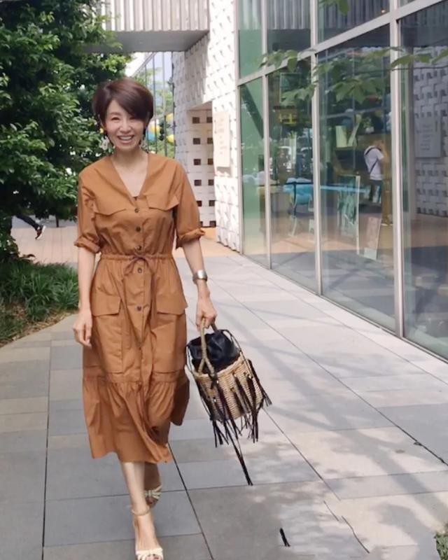 大方|这位日本主妇50岁,适龄穿搭简约又大方,堪称行走的时尚教科书