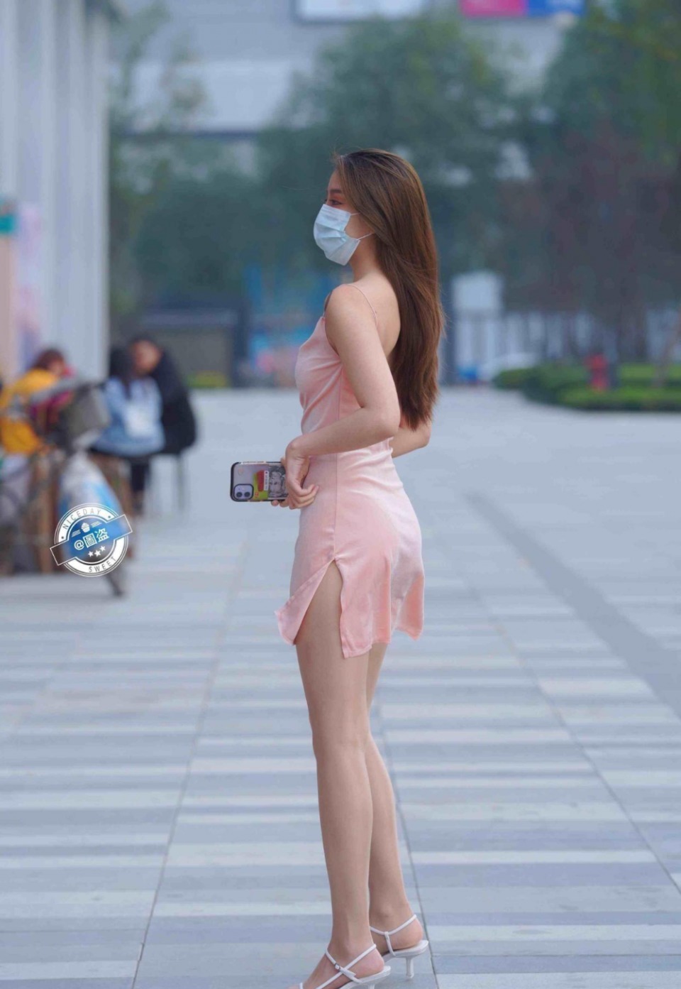 姑娘|优雅自信的连衣裙随意休闲感十足，承载姑娘姣好的身材，时尚多姿