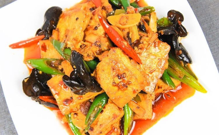 回锅豆腐怎么做鲜嫩又不破碎，厨师长教你小技巧，焦香鲜嫩又营养