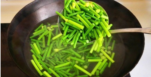  炒蒜苔时，最好不要直接下锅炒，饭店都这样做，蒜苔香脆更入味