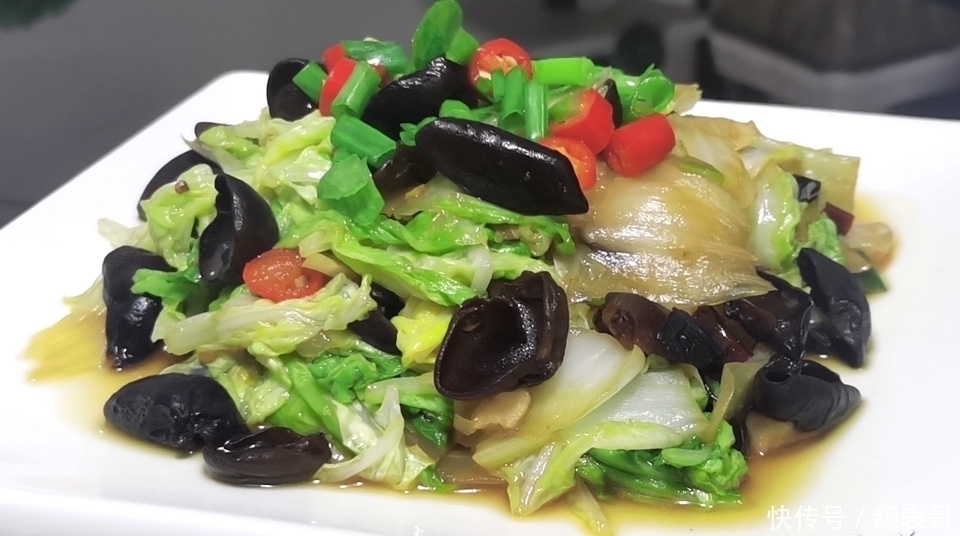 黑木耳|晚餐，最近爱上这道家常菜，酸辣爽口，隔天吃1次，肚子平肤色好