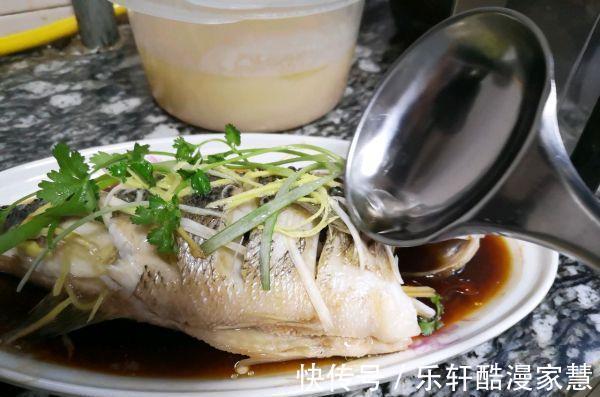 只爱这种做法清蒸鲈鱼，又快又简单，鱼肉鲜嫩细腻，好吃没有腥味