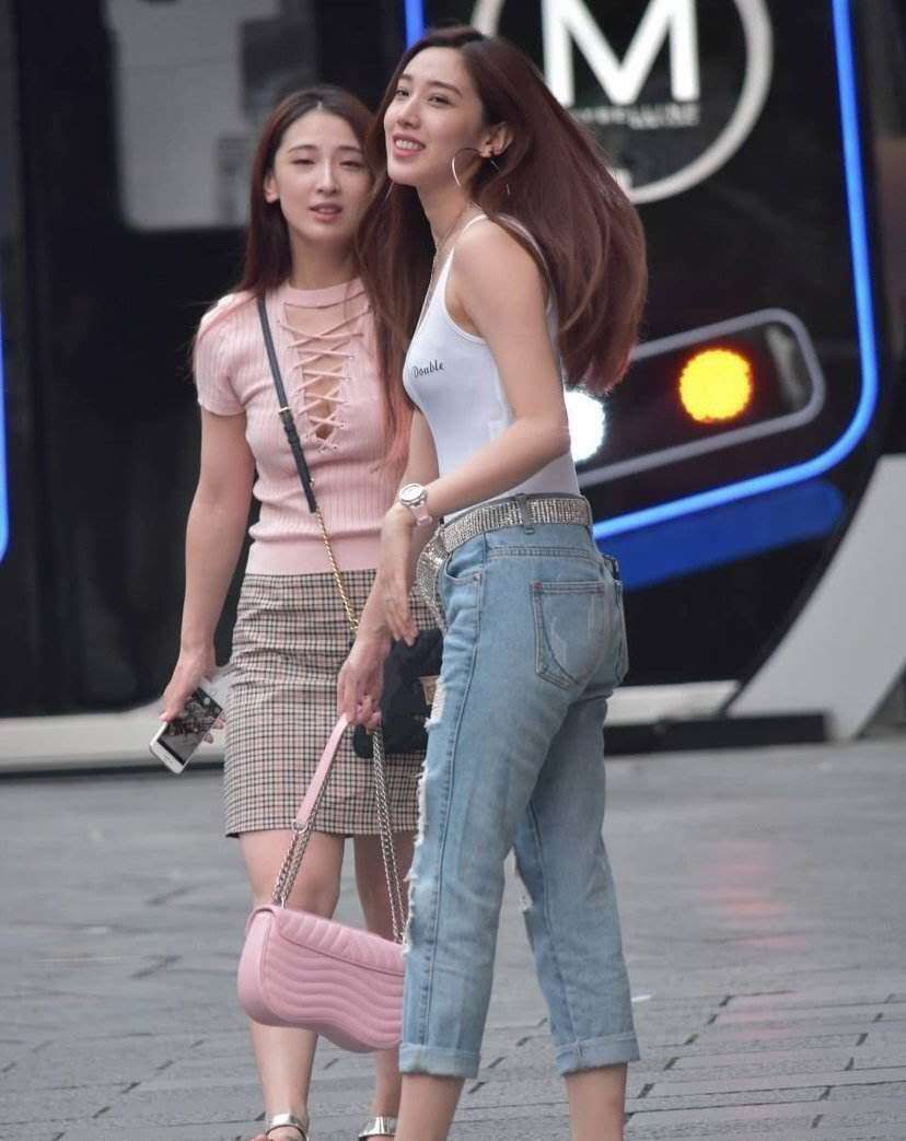 牛仔短裤|时尚靓丽的小姐姐,优雅大方的穿着搭配修身牛仔裤,真是美不胜收