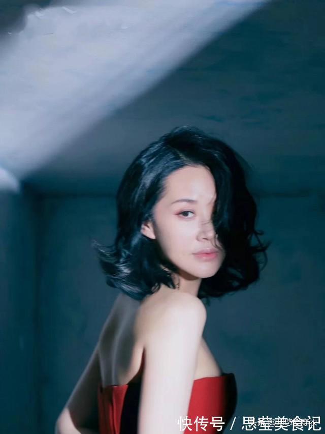 烫发|50岁女人,留什么发型显年轻?今年流行3种短发烫,减龄有气质