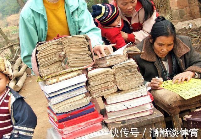 齐圣|不识字农妇自创文字,20年写百万字,别人看不懂,却被建议扔掉
