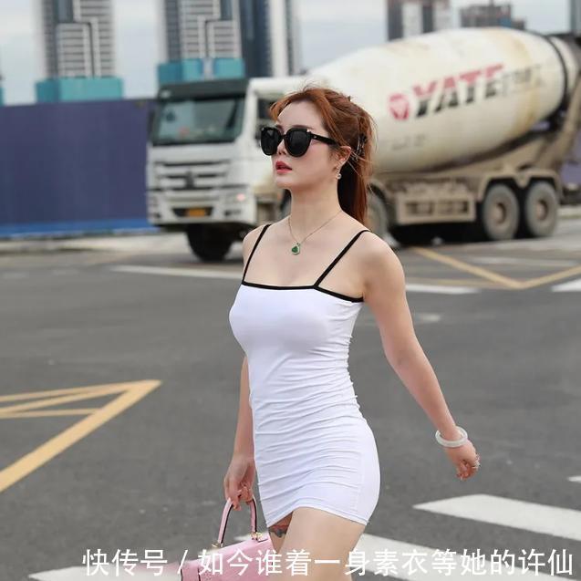 紧身裤|美女街拍白色吊带裙搭配跟鞋,街头格外耀眼!
