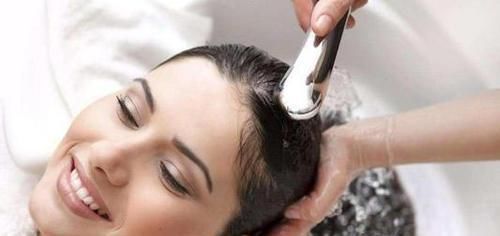 头发|洗头发时,先用洗发水还是护发素很多人做错,难怪头发越掉越多