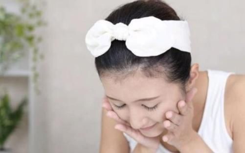 晚上洗脸用清水还是洗面奶?太多人做错了,难怪角质层越来越薄!