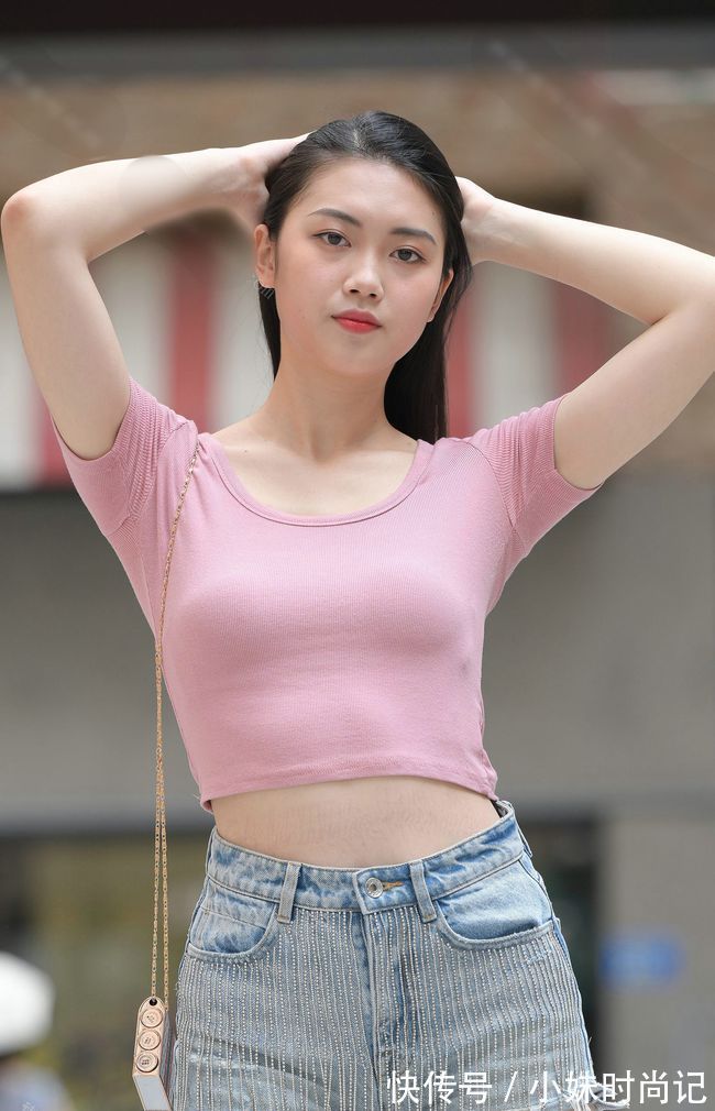 紧身|牛仔短裤与体恤的搭配,能够穿出足够的美丽,变得更有女人味