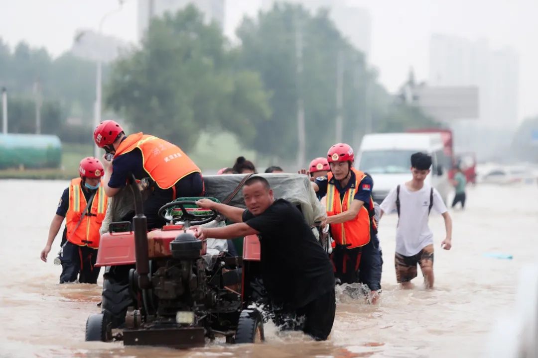 河南|千钧一发！河南两小伙大水里游了6个小时，武汉消防反应太快了……