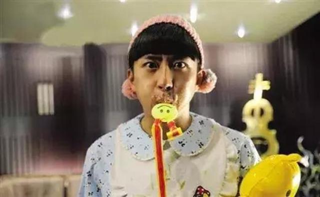 成年|美国33岁“成年巨婴”,天天吃奶嘴穿纸尿裤,吃饭还要喂睡觉靠哄