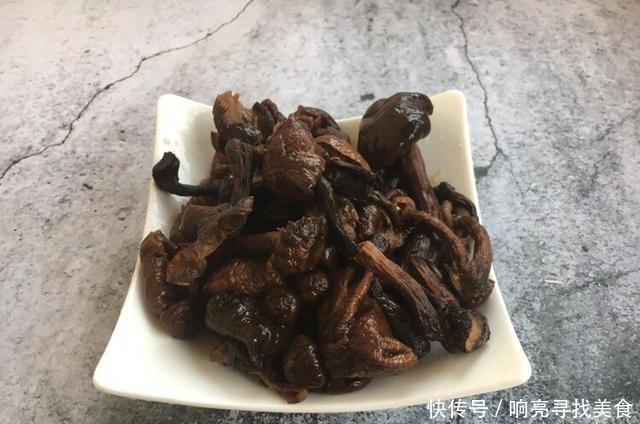 蘑菇|东北八大炖之一小鸡炖蘑菇,肉质鲜嫩,汤汁浓厚鲜美,好吃到晕