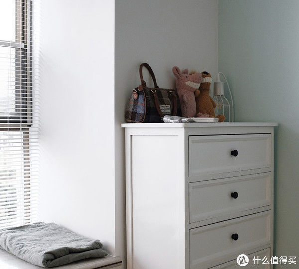 夫妻|这对夫妻太有远见,把次卧和客厅打通,清爽开阔,日子过得简单舒适