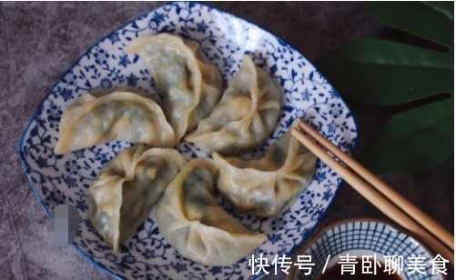 热腾腾的蒸饺，分分钟就搞定，这样和面又薄又筋道，上桌准吃光