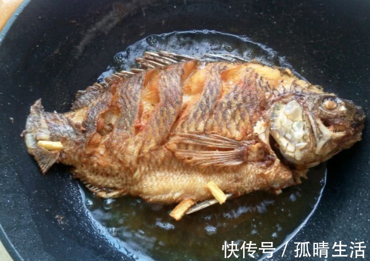 鱼皮|不管煎啥鱼，最忌直接放盐，再加“这2料”，肉质鲜嫩细腻特完整
