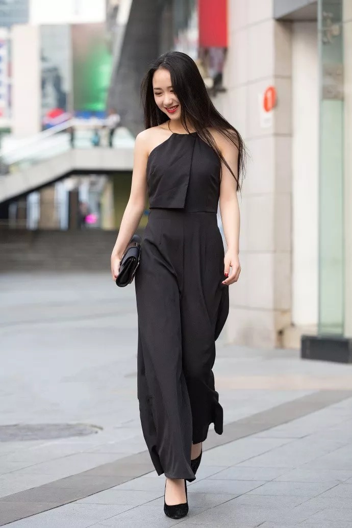 女生搭配高跟鞋，轻松穿出时尚的味道