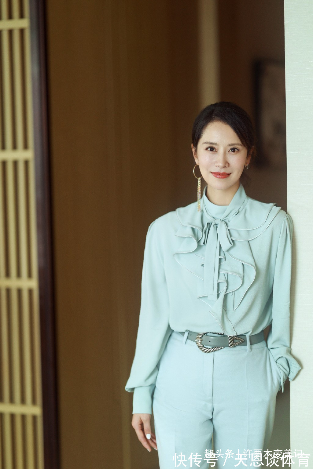 服装 女人过了40岁,别打扮的那么俗气!这5种衣服要少穿,廉价没品位