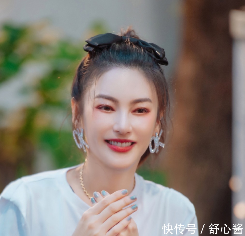  跳舞|唱歌跑调，跳舞顺拐，演员张雨绮凭什么在唱跳综艺翻红？