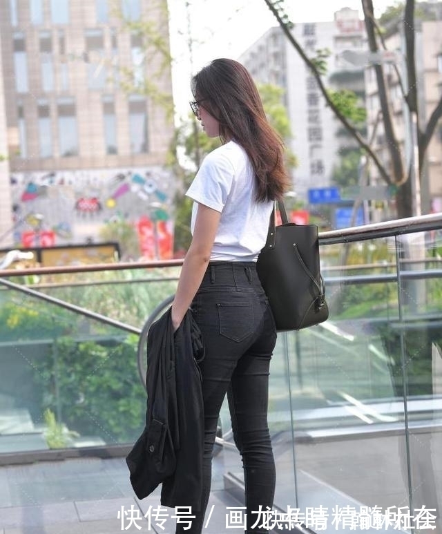 t恤 外出购物，白t恤搭配黑色九分裤，简单又不失时尚感