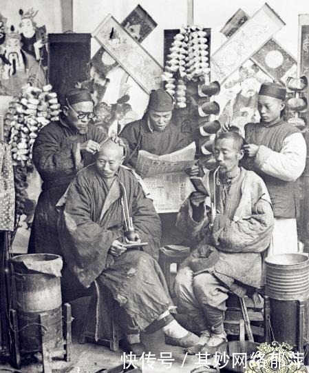 发廊|“发廊”的变迁老照片：图一是清朝理发店，图九是三个美女理发师