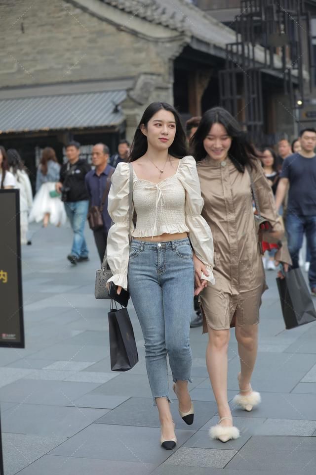 小衫配牛仔裤，修身好看又甜美，爱美女生春季减龄的搭配