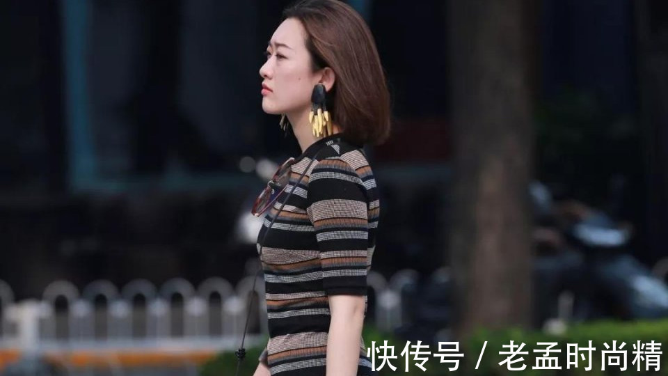 美少妇|街拍美女:紧身条纹包臀裙搭黑丝袜的性感美少妇, 丰腴身姿窈窕婀娜!