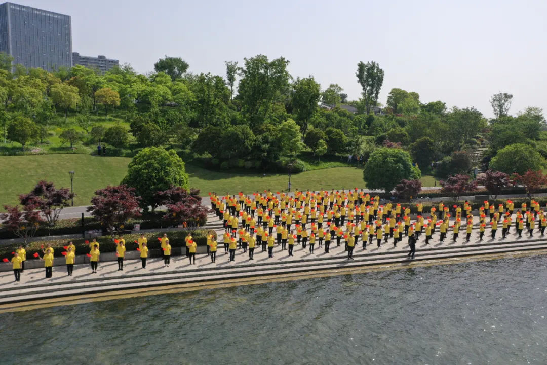 凤凰湖畔，同唱一首赞歌！