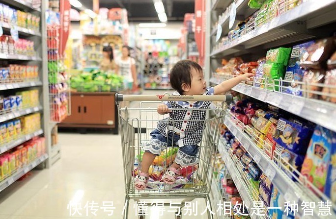 家长|孙子超市里摔碎一盒鸡蛋,店员要求10倍赔偿,奶奶的话让店员羞愧