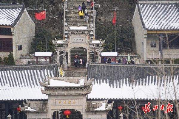 木兰山雪未消融，市民登高赏雪