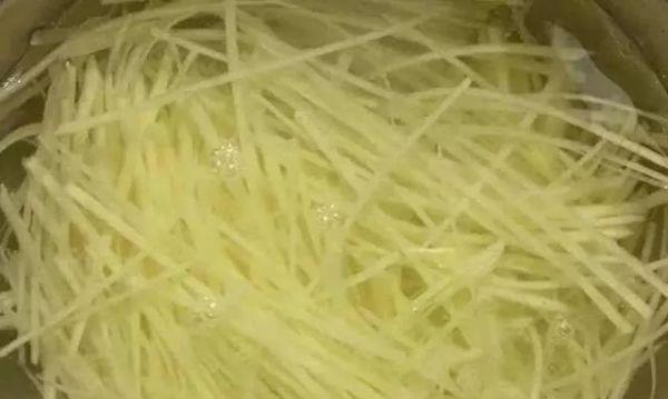 泡土豆丝的水不要倒掉,其实特别值钱,还有大作用,学到就赚到