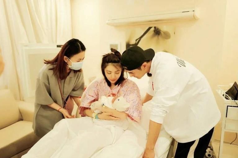 孕妈们|你不知道的冷知识:孕妈被推入产房后,医生们都在做些什么?