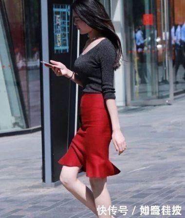 微胖|“微胖”的中年妇女,用红裙子发挥自己的成熟美!