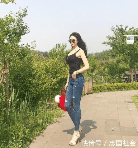 高跟鞋 紧身牛仔裤配合高跟鞋,背影秒杀众人,转过身更是惊艳!