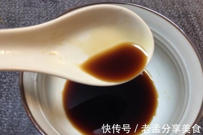 清蒸鱼,先淋热油还是先淋豉油?很多人弄错顺序,所以鱼肉很腥!