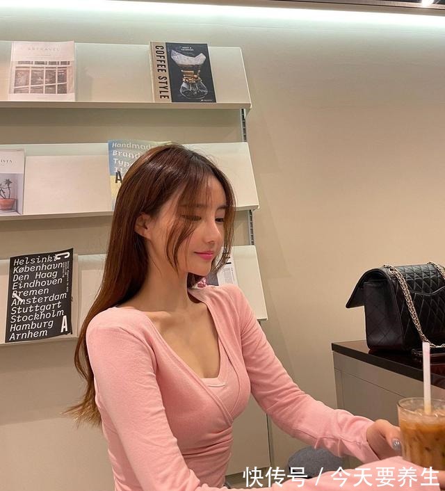 宽松牛仔裤 韩搭|水洗色宽松牛仔裤把小姐姐的身材完美展现了!