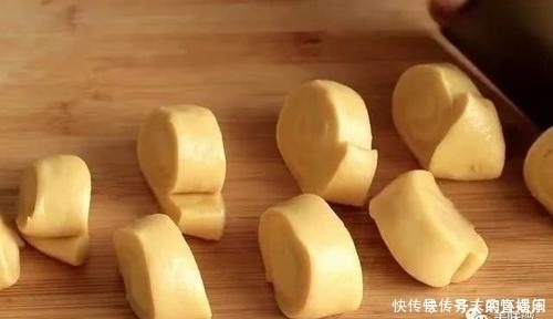 1碗面粉,4个鸡蛋,不用蒸不油炸,外酥里嫩,小孩抢着吃