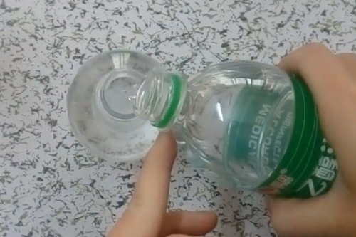 万能|别再出去买清洁剂了!5毛钱自制一瓶万能去污剂,秒杀厨房重油污