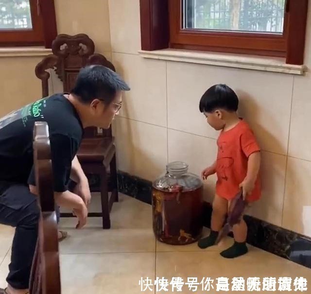 奥特曼|爷爷泡了10年的药酒,被孙子泡了“奥特曼”,爸爸还能不能喝
