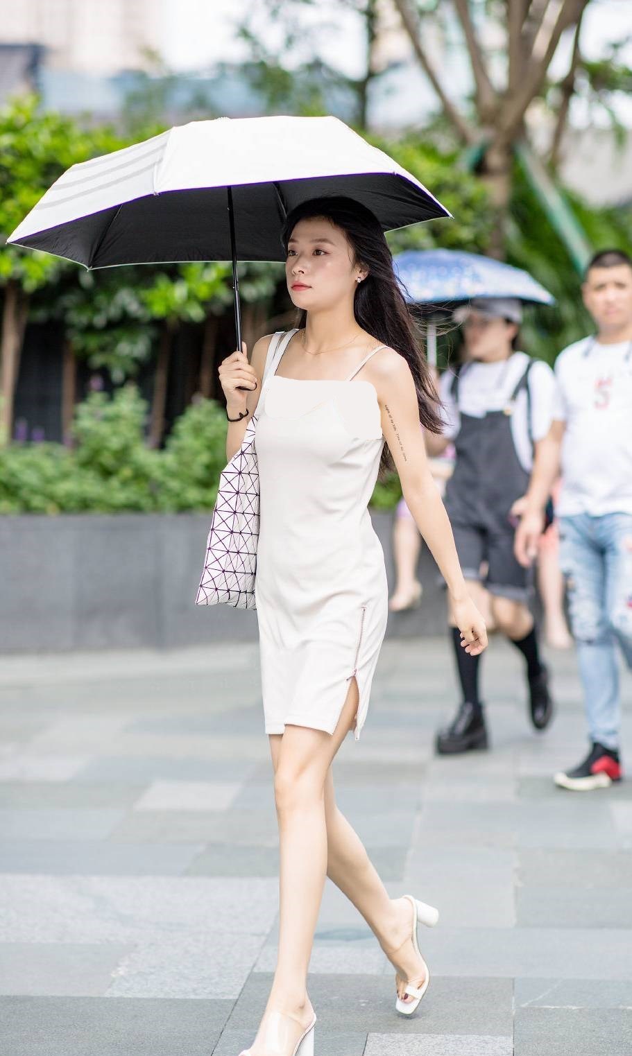 大长腿 年轻的小姐姐,穿白色裙子搭配高跟凉鞋,青春靓丽少女感十足