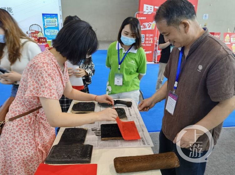 木版年画|玩转文旅会 ｜ 木版年画不用画！观众体验时直呼“很神奇”